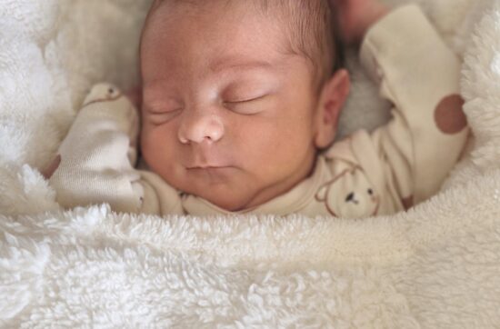 Holistic Sleep Tips for Babies and Moms